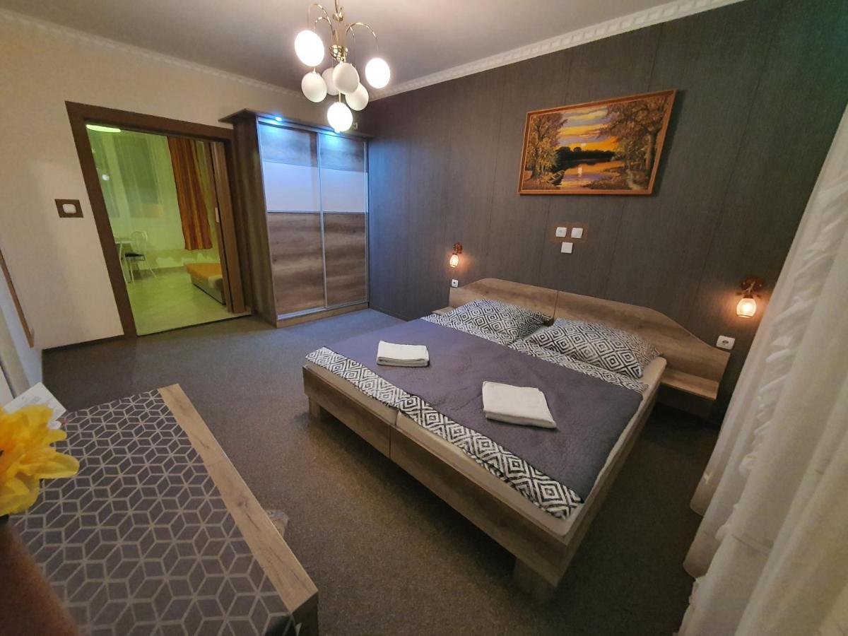 Szlavi Apartman Baja Bagian luar foto
