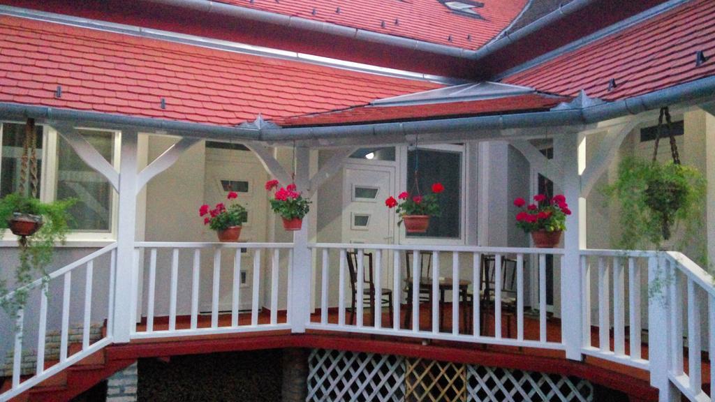 Szlavi Apartman Baja Bagian luar foto